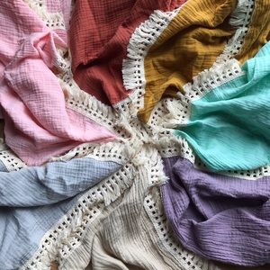 Newborn baby blanket - Muslin swaddle - fringe
